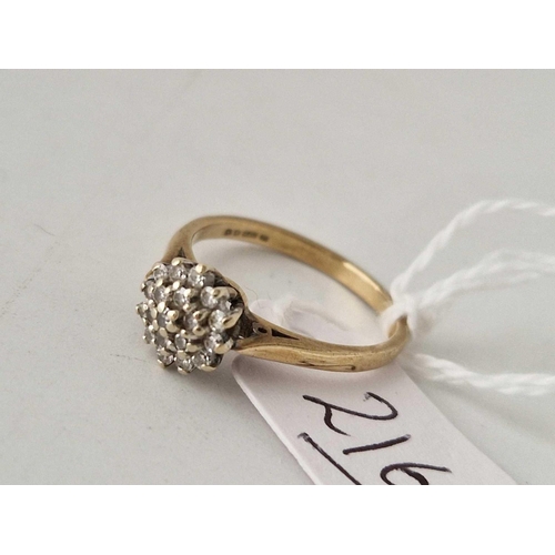 216 - A small diamond daisy head 9ct cluster ring size N 2.2g