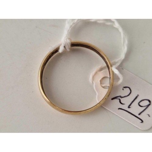 219 - A wedding band size Z 2.9g