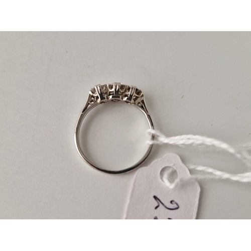 225 - A PLATINUM THREE STONE DIAMOND RING, 2.5 g