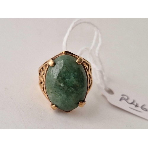 246 - A vintage jade9ct ring size K 7.1g inc