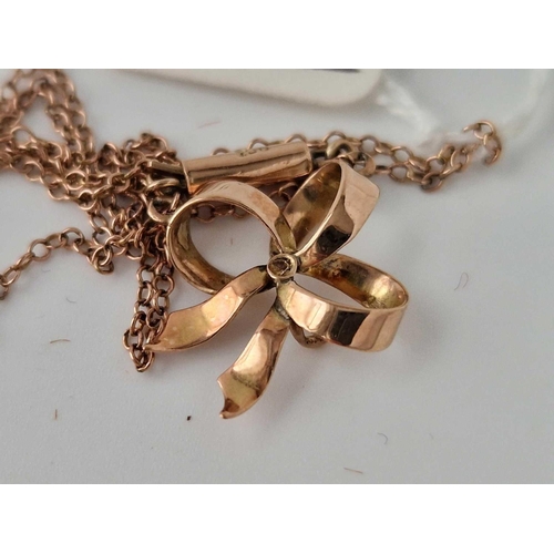 267 - An Edwardian 9ct gold bow necklace with barrel clasp 1.9g