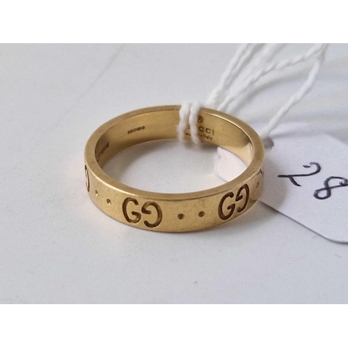 28 - A GUCCI WEDDING BAND, 18ct, size M, 4 g