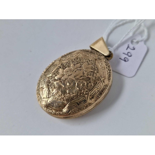 299 - A Victorian large gold back and front locket pendant, 13.6 g