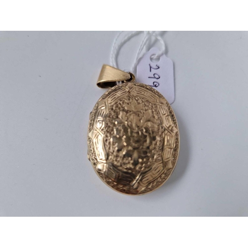 299 - A Victorian large gold back and front locket pendant, 13.6 g