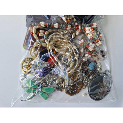 315 - A bag of assorted costume jewellery weighing 933g