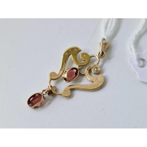 337 - A garnet and pearl pendant, 9ct, 2.8 g