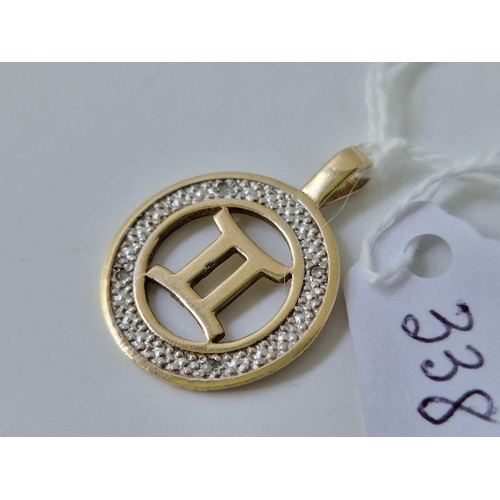 338 - A circle pendant with diamonds, 9ct, 2.9 g