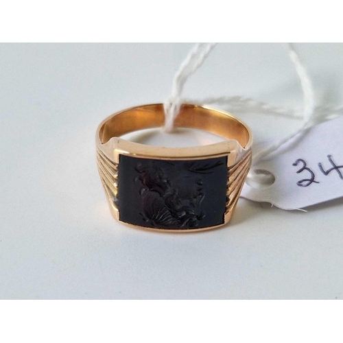 34 - A carved onyx Rose gold ring, size T, 3.8 g