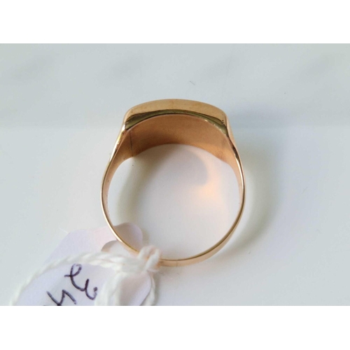 34 - A carved onyx Rose gold ring, size T, 3.8 g