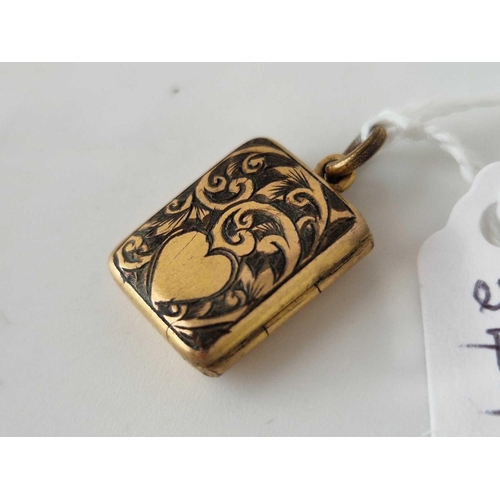 344 - A gold heart engraved front double locket, 4.4 g