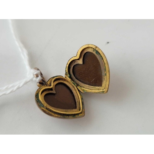 348 - A small gold heart shaped pendant locket, 2 g