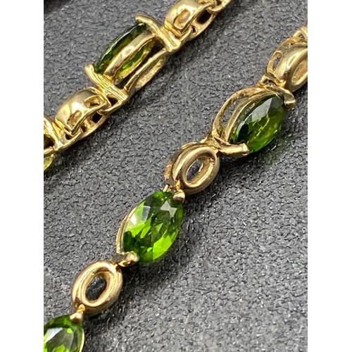 365 - A pretty peridot bracelet 9ct 7.5 inch