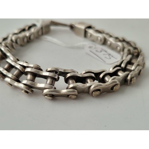 375 - A large heavy gauge silver bike chain design bracelet 65 g