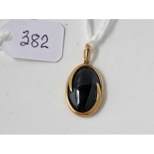 382 - An onyx pendant, 9ct, 1.9 g