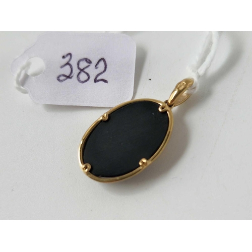 382 - An onyx pendant, 9ct, 1.9 g