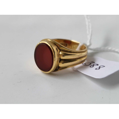 388 - A GENTS SIGNET RING WITH CARNELIAN PANEL, 18ct, size Q, 8.2 g.