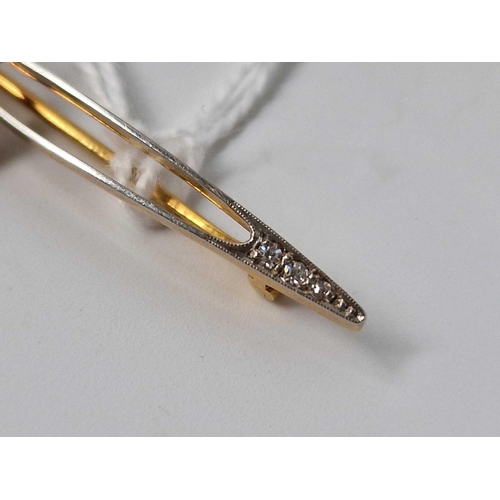 42 - A two colour gold arrow brooch with large sapphire and diamonds 5.9 g