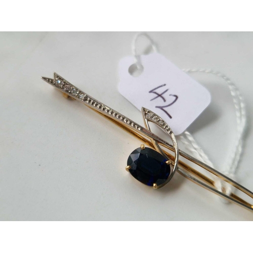 42 - A two colour gold arrow brooch with large sapphire and diamonds 5.9 g