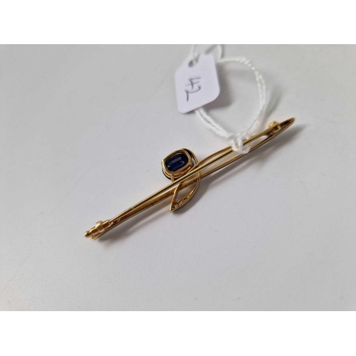 42 - A two colour gold arrow brooch with large sapphire and diamonds 5.9 g