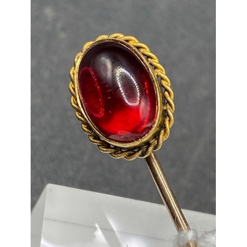 441 - A early Victorian garnet set carbuncle stick pin with rope twist decoration and screw top 18ct gold