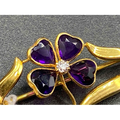 450 - A FINE HEART SHAPED FOUR LEAF CLOVER BROOCH SET IN AMETHYST WITH DIAMOND 15CT GOLD