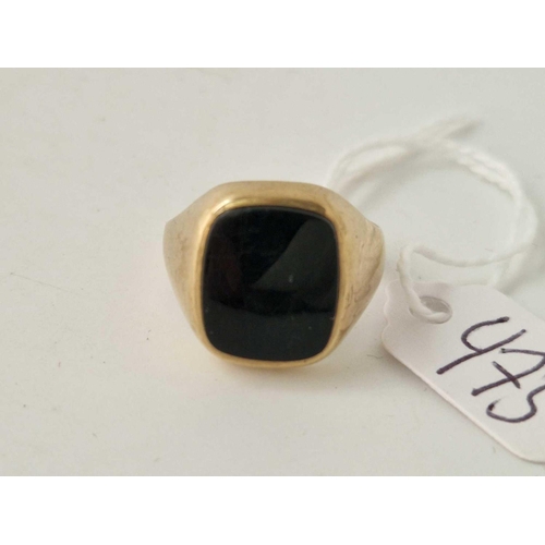 475 - A gents onyx signet ring 9ct size P 5 g