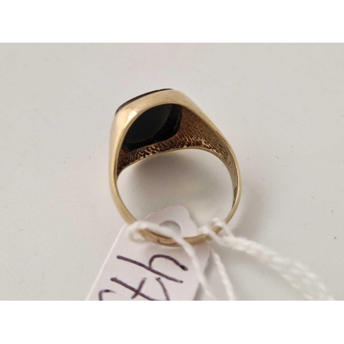 475 - A gents onyx signet ring 9ct size P 5 g