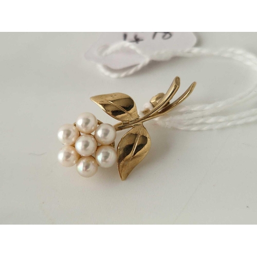 478 - A pearl flower brooch 9ct 2.8 g