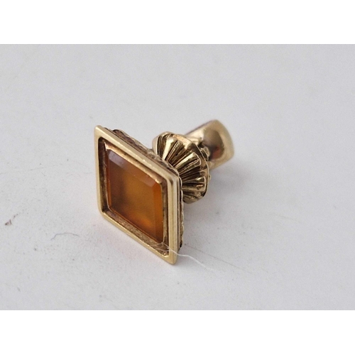 511 - Antique Victorian 15ct gold seal set with a lozenge shaped carnelian, 4.2g