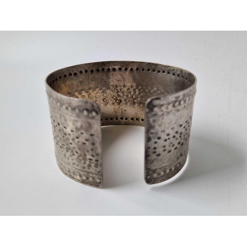 523 - A pewter bangle and brooch