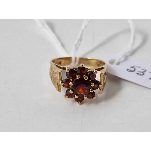 537 - A garnet cluster ring, 9ct, size K, 3.2 g