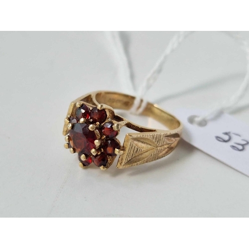 537 - A garnet cluster ring, 9ct, size K, 3.2 g