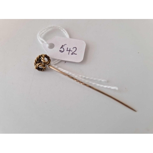 542 - A gold knot stick pin, 1.6 g