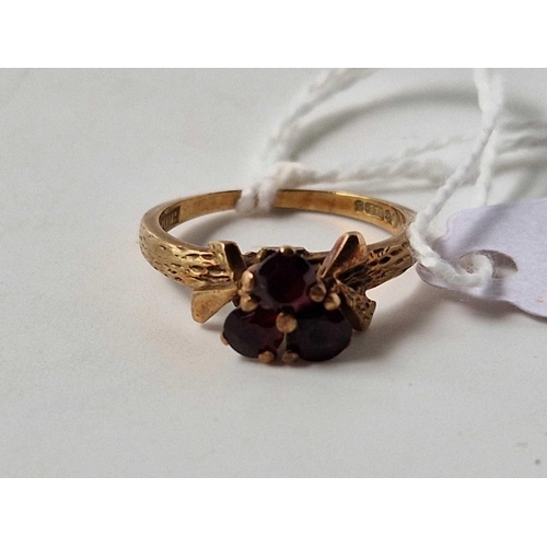 585 - A garnet cluster set ring, 9ct, size M, 2.9 g