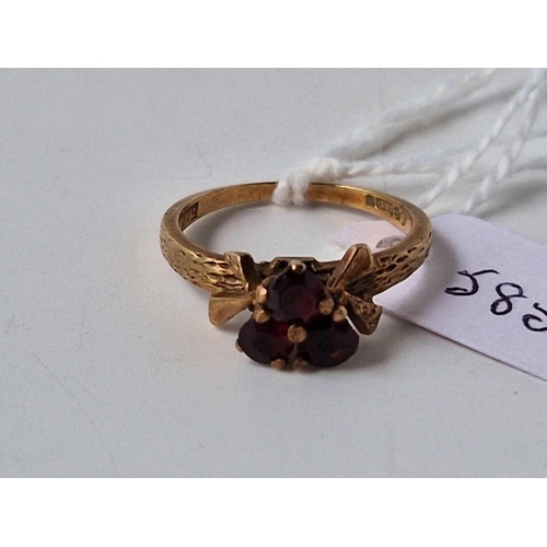 585 - A garnet cluster set ring, 9ct, size M, 2.9 g