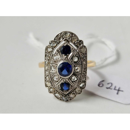 624 - A DECO SAPPHIRE AND DIAMOND PANEL RING, 18ct, size R