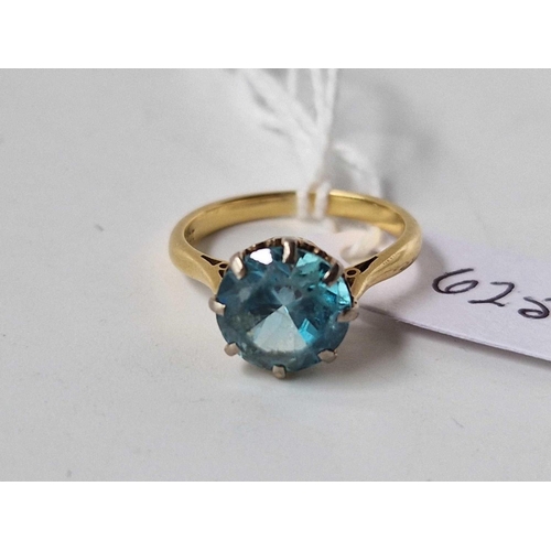 625 - A blue zircon ring, 18ct, size J, 3.6 g