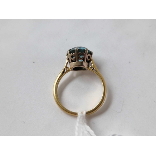 625 - A blue zircon ring, 18ct, size J, 3.6 g