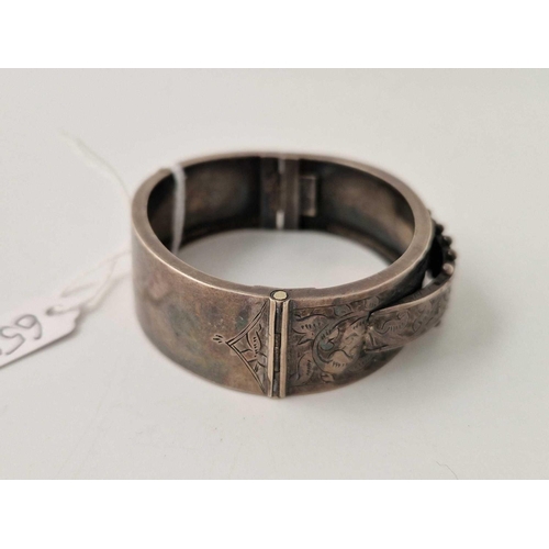 658 - A Victorian silver buckle bangle 24 g