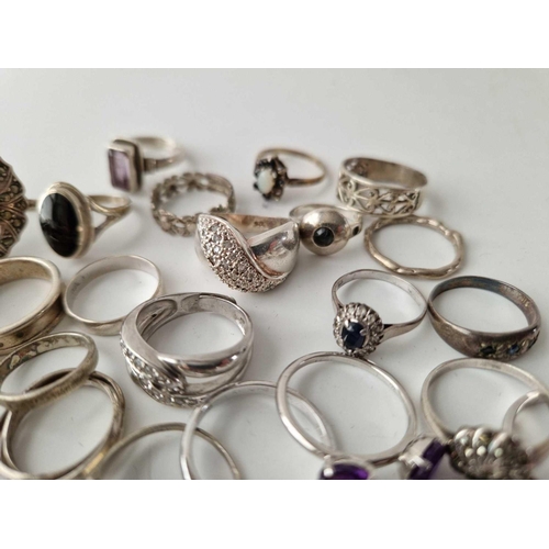 668 - x35 assorted silver rings, 117 g