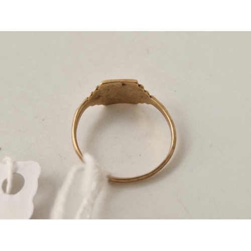 672 - A signet ring 9ct size L 1.4 g