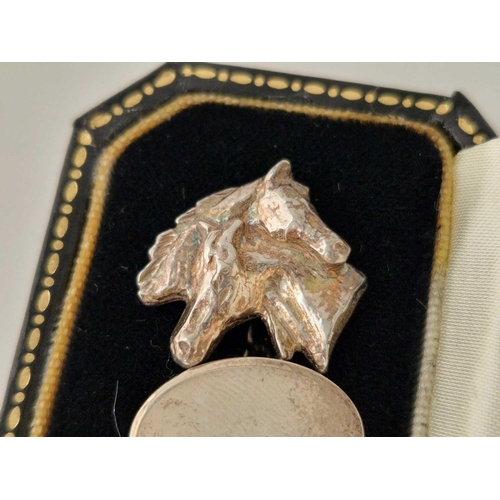 688 - A pair of horse head cufflinks in fitted box 21 g