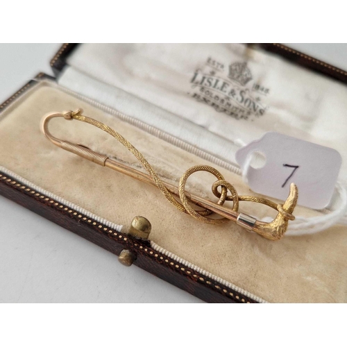 7 - A riding crop brooch 9ct 5 g boxed