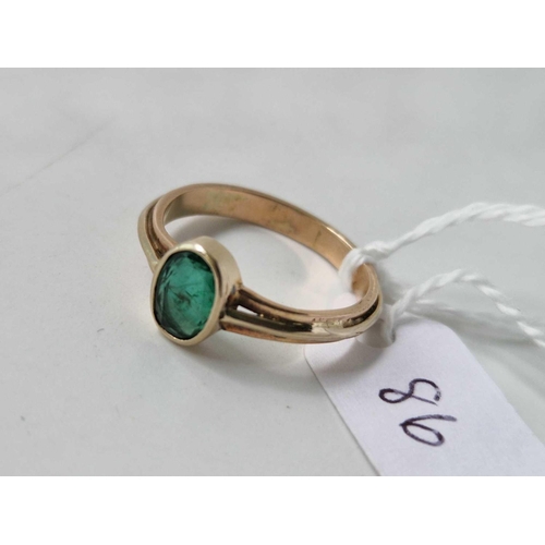 86 - A green stone ring, 9ct, size P, 3.2 g