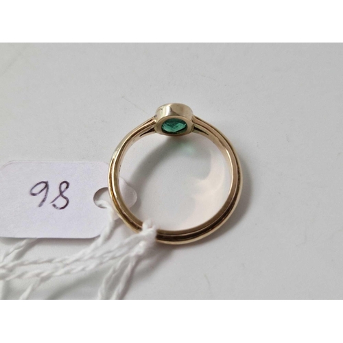 86 - A green stone ring, 9ct, size P, 3.2 g