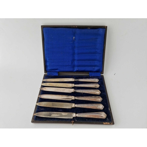 877 - A set of six large silver handled tea knives with reeded and ribbon decoration, Birmingham 1925