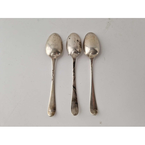 927 - Three crested bottom marked dessert spoons, circa 1780, 105 g