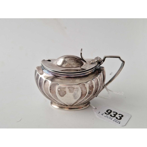 933 - An oval fluted mustard pot with shell thumb piece, Sheffield 1891, chipped BGL, 90 g