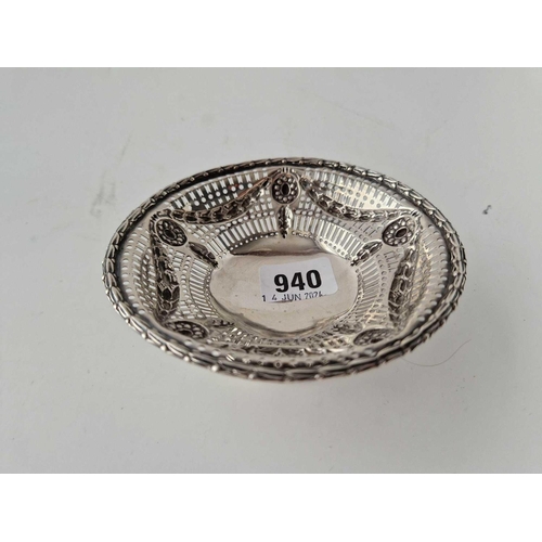 940 - A sweet dish pierced and embossed with drooped festoons, 5 inches diameter, London 1893, 105 g