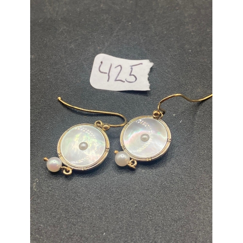 425 - A pair of pearl and MOP disc earrings, 9ct, 3.2 g